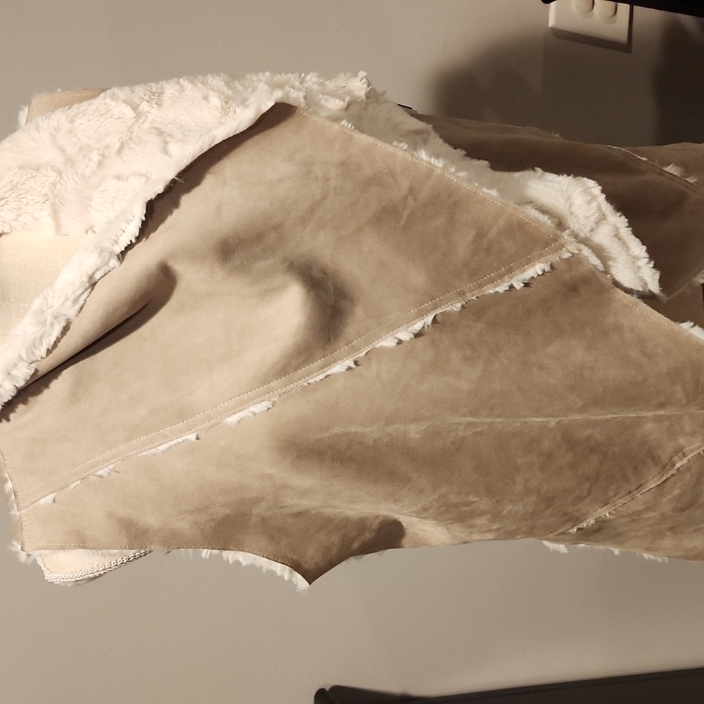 Altar'd State faux fur vest tan/cream size medium Pit to pit 21 inches so soft - Picture 3 of 7